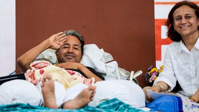 'बिना पूछे दवा दी तो खैर नहीं', सोनम वांगचुक के अस्पताल ले जाने पर भड़की पत्नी गीतांजलि, सरकार को दी चेतावनी