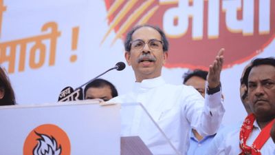 उद्धव की पार्टी शिवसेना के 15 विधायक बदलेंगे पाला? मोदी के मंत्री का दावा, शरद पवार के खेमे में भी खलबली