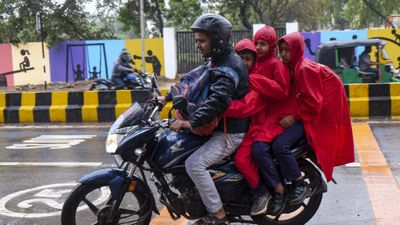UP School Holiday: यूपी में कल स्कूल खुलेंगे या रहेगी छुट्टी? IMD ने इन जिलों के लिए जारी किया येलो अलर्ट