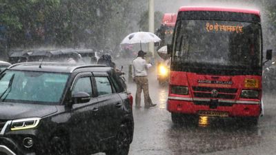 Weather Forecast Today: ओडिशा में Red Alert, दिल्ली-यूपी समेत 12 राज्यों में भारी बारिश की आशंका