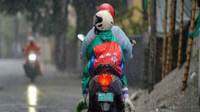 Weather Forecast Today: दिल्ली-यूपी समेत 12 राज्यों में आंधी-पानी की आशंका, 12 राज्यों में Rain Alert
