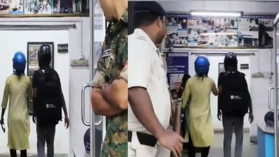 जिसे छेड़ा वो निकली महिला पुलिसकर्मी, गंदी और अश्लील  हरकत करने वाले को जमकर कूटा, लोग बोले- लेडी सिंघम, Video