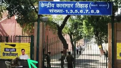 Arvind Kejriwal: तिहाड़ के बाहर लगे केजरीवाल के पोस्टर, फैंस बोले- वाह! क्या कॉन्फिडेंस है!
