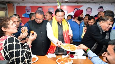 Delhi chunav result 2025: जमकर जश्न,CM धामी ने कार्यकर्ताओं को खिलाई जलेबी,कहा- नतीजे PM मोदी की गारंटी की जीत