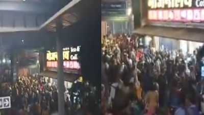 नई दिल्ली स्टेशन पर महाकुंभ यात्रियों का उमड़ी भीड़, मची भगदड़ में 3 बच्चों समेत 16 यात्रियों की हुई मौत