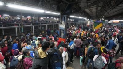 दिल्ली रेलवे स्टेशन भगदड़ में 16 की मौत, रेल मंत्री बोले- 'हालात काबू में हैं, स्पेशल ट्रेनें चलाई जा रही'