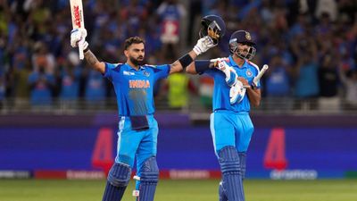 IND vs PAK: विराट कोहली ने बनाया ट्रिपल रिकॉर्ड, भारत ने पाक को हराकर लगाई कीर्तिमानों की झड़ी