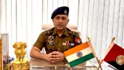 'सिस्टम बदलने के लिए IPS के पद से दिया इस्तीफा', जानिए कौन हैं Anand Mishra जिनकी हुई राजनीति में एंट्री