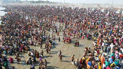 Maha Kumbh 2025: संगम में डुबकी लगाने वालों की संख्या 50 करोड़ के करीब, जाम पर CM योगी ने दिए सख्त निर्देश