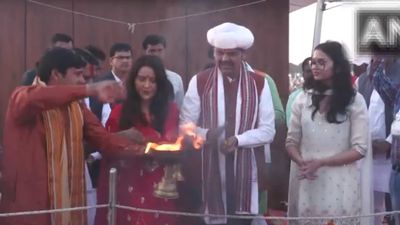 महाराष्ट्र के CM देवेंद्र फडणवीस ने सपरिवार लगाई महाकुंभ में डुबकी, नासिक कुंभ को भव्य बनने का लिया संकल्प