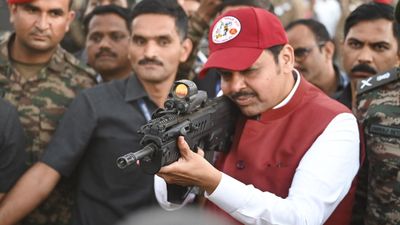 Maharashtra Politics: राज ठाकरे,उद्धव के नेताओं से CM फडणवीस की मुलाकात के मायने? महायुति में चल क्या रहा है?