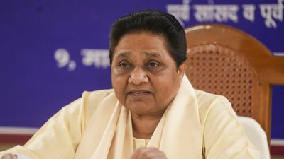 राहुल गांधी के बयान पर मायावती का पलटवार, कांग्रेस को बताया भाजपा की 'B' टीम, रायबरेली में पोस्टर भी लगे