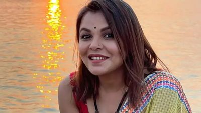 कौन हैं मेहर अफरोज शॉन, जिन पर लगा देशद्रोह का आरोप? बौखलाए लोगों ने एक्ट्रेस का घर जलाया, जानें क्या है मामला