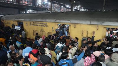 New Delhi Stampede: बंद सीढ़ियां, अनियंत्रित भीड़! क्या बनी नई दिल्ली रेलवे स्टेशन पर भगदड़ का कारण?
