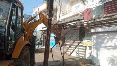 Indore News: ट्रैफिक सुधारने के लिए इन बाजारों में चला बुलडोजर, अब इनकी है बारी