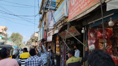 Indore News: दुकानों के बाहर किए अतिक्रमण पर चला बुलडोजर, इन बाजारों में होगा एक्शन 