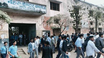 UP Board Exam 2025: परीक्षा का पहला दिन, पेपर देकर निकले छात्रों ने दी कुछ ऐसी प्रतिक्रिया