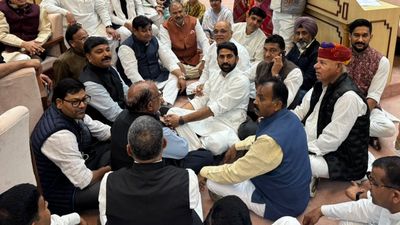 Rajasthan Congress: कौन हैं वो 6 MLA, जो 'आपकी दादी' पर हंगामा करके हुए सस्पेंड, अब विधानसभा में धरना