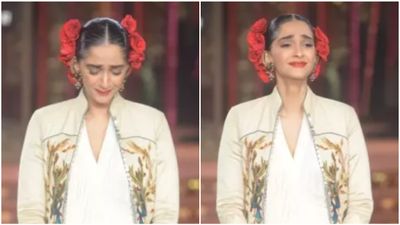 रैंप वॉक करते हुए अचानक रो पड़ीं Sonam Kapoor, इस फैशन डिजाइनर को किया याद, फैंस ने कर दिया ट्रोल