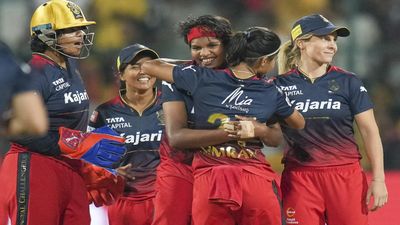Aaj Ke Match Ka Toss Kon Jeeta 21 Feb: आज के मैच का टॉस कौन जीता- रॉयल चैलेंजर्स बेंगलुरु vs मुंबई इंडियंस
