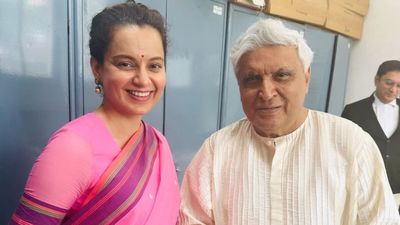 कंगना रनौत और जावेद के बीच बरसों की कानूनी लड़ाई हुई खत्म, अब लिखेंगे उनकी फिल्मों के गाने!
