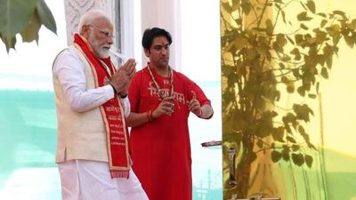 MP News: बागेश्वर धाम में PM मोदी ने निकाली पंडित धीरेंद्र शास्त्री की शादी की पर्ची, मां से कही ये बात