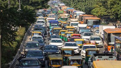 Delhi New EV Policy: दिल्ली में अब सिर्फ इलेक्ट्रिक वाहनों का होगा परिचालन! जानिए कब से लागू होंगे नियम