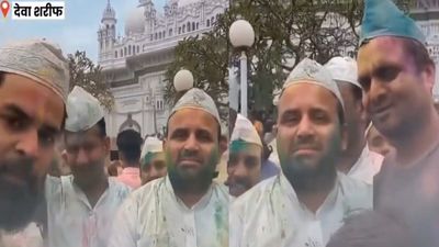देवा शरीफ में मुसलमानों ने खेली होली, VIDEO जारी कर बोले- 'नफरत फैलाने वालों पहचानो कौन हिंदू कौन है मुसलमान'