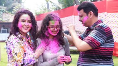 होली पर सीएम देवेंद्र फडणवीस ने इकलौती बेटी पर लुटाया प्‍यार, खूबसूरत पत्‍नी अमृता भी आईं नजर, देखें PHOTOS