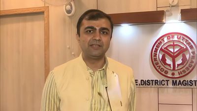IAS Abhishek Prakash का Bihar में हुआ जन्म, UP में बनाई अरबों की संपत्ति, Yogi सरकार ने किया सस्पेंड