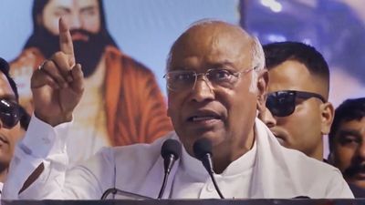'PM मोदी गंगा सफाई की गारंटी भूल गए, उन्होंने मां गंगा को धोखा दिया है', खड़गे ने अब क्यों कहा ऐसा?