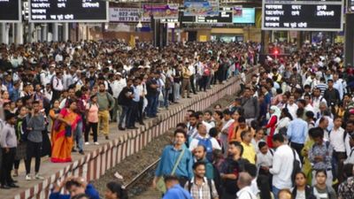 Mumbai local train: मुंबई लोकल ट्रेन के यात्रियों के लिए पश्चिम और सेंट्रल रेलवे ने की ये घोषणा, जानें अपडेट 