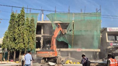 Indore News: नक्शे के हिसाब से नहीं बने मकान, निगम ने लिया एक्शन, अब टूटेंगे