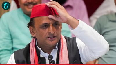 IAS officer corruption: अभिषेक सिंह पर कार्रवाई, अखिलेश यादव बोले – ‘क्या इनकी संपत्ति पर भी चलेगा बुलडोजर?’