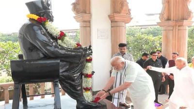 PM Modi In Nagpur: नागपुर दौरे पर पीएम मोदी, RSS संस्थापक हेडगेवार को दी श्रद्धांजलि, कई योजनाओं की सौगात