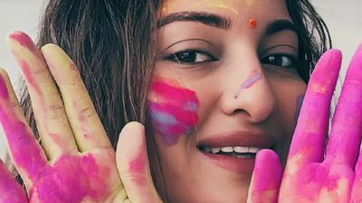 Holi 2025: सोनाक्षी सिन्हा ने अकेले मनाई होली, लोगों ने मुस्लिम घर की बहू बनने पर किया ट्रोल, फिर मिला ये जवाब