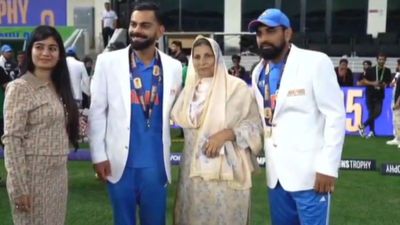 मोहम्मद शमी की मां से मिलकर कोहली ने किया दिल जीतने वाला काम, फैन्स ठोक रहे हैं सलाम