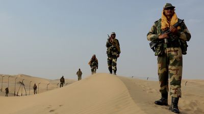 Barmer @46.2 डिग्री: आसमां से बरसते अंगारों के बीच बॉर्डर की सुरक्षा, BSF जवान ऐसे जीतते हैं 'हीटवेव से जंग'