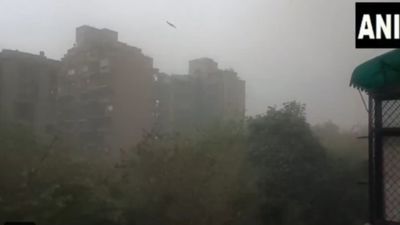 Delhi Weather: धूल भरी आंधी और तेज हवाओं के कारण कई उड़ानें रद्द, 15 फ्लाइट डायवर्ट
