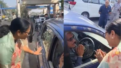 Delhi CM Rekha Gupta: दिल्ली की CM का अनोखा अंदाज़, सड़क पर गायें देख खुद उतरीं, हाथ जोड़ कर की खास अपील