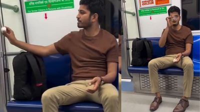 Delhi Metro Viral Video: ग्लास निकाला लगाया पैग, फिर खाया अंडा, दिल्ली मेट्रो में अजीबोगरीब हरकत, देखें Video