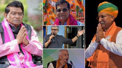 IAS सुजाता कार्तिकेयन ने लिया VRS, उन 5 आईएएस को भी जान लीजिए जो नौकरी छोड़कर बने CM-मंत्री
