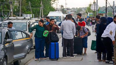 Pahalgam Attack: पहलगाम हमले से कांप उठा कश्मीर, फिर खतरे में टूरिज्म इंडस्ट्री, इकोनॉमी को तगड़ा झटका!