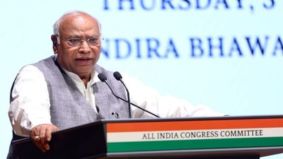 Gujrat News: CWC की मीटिंग में गरजे मल्लिकार्जुन खरगे, कहा-