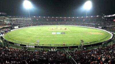 GT vs RCB, Pitch Weather: आईपीएल में आज बल्लेबाज या गेंदबाज कौन पड़ेगा भारी? जानें पिच और वेदर रिपोर्ट
