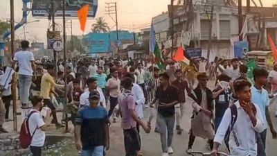 Waqf Amendment Act के खिलाफ बंगाल में सड़कों पर उग्र प्रदर्शन, मुर्शिदाबाद में हिंसा, पुलिस वाहनों में लगाई आग