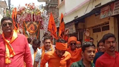 Gorakhpur News: हनुमान जयंती के मौके पर विश्व हिंदू परिषद और बजरंग दल ने निकाली भव्य शोभा यात्रा