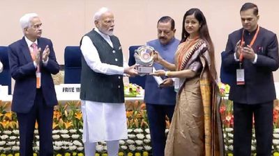 MP की IAS को PM मोदी से मिला सम्मान, क्या कर दिखाया खास, जानिए