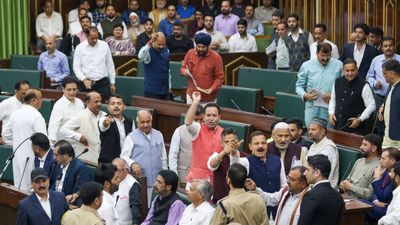 जम्मू-कश्मीर विधान सभा में नए वक्फ कानून को लेकर जमकर हंगामा, NC विधायक ने फाड़ी कॉपी