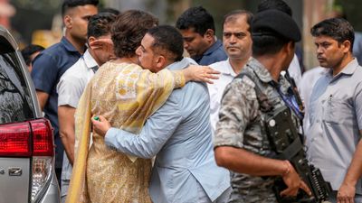 मुश्किलों में रॉबर्ट वाड्रा! पति की हिम्मत बनकर खड़ी रहीं प्रियंका, ED के वेटिंग रूम में करती रहीं इंतजार